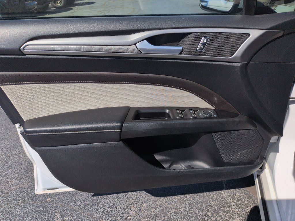 Used 2019 Ford Fusion SE w/ Equipment Group 151A FWD image 10