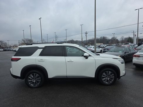 Used 2025 Nissan Pathfinder SV image 3