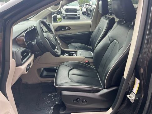 Used 2023 Chrysler Pacifica Limited FWD image 7
