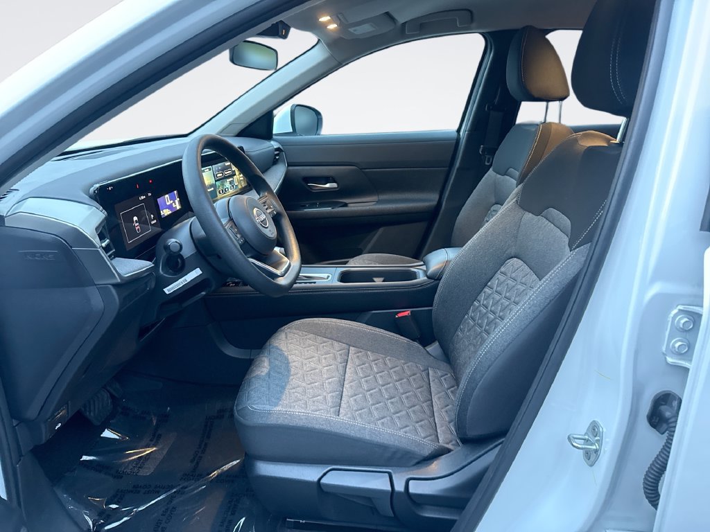Used 2025 Nissan Kicks SV AWD/4WD image 13