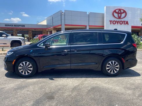 Used 2024 Chrysler Pacifica Limited FWD image 8