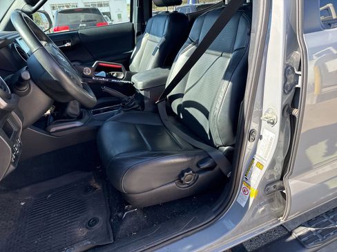 Used 2019 Toyota Tacoma TRD Sport image 14