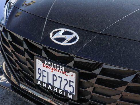 Used 2023 Hyundai Elantra SEL image 3