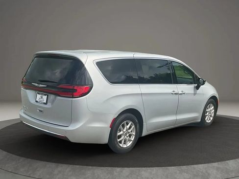 Used 2024 Chrysler Pacifica Touring-L FWD image 5