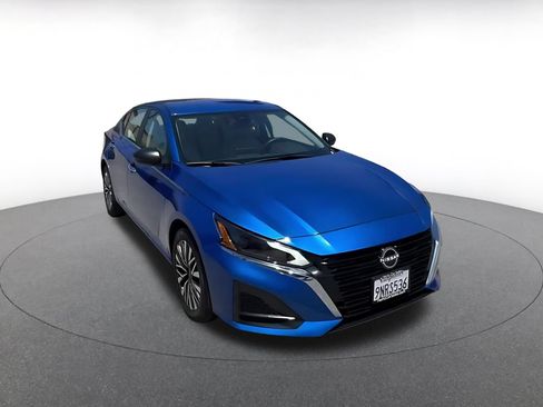Used 2025 Nissan Altima 2.5 SV FWD image 3