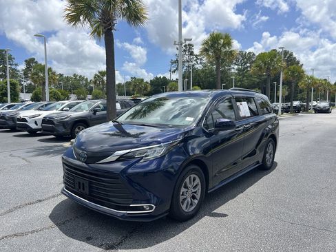 Used 2023 Toyota Sienna XLE FWD image 5