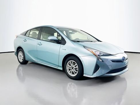 Used 2018 Toyota Prius Four Touring image 2