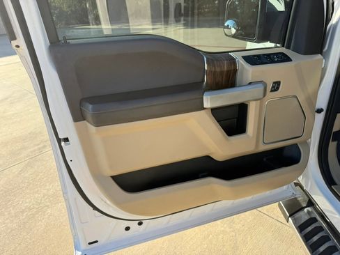 Used 2018 Ford F150 Lariat w/ Equipment Group 502A Luxury AWD/4WD image 8