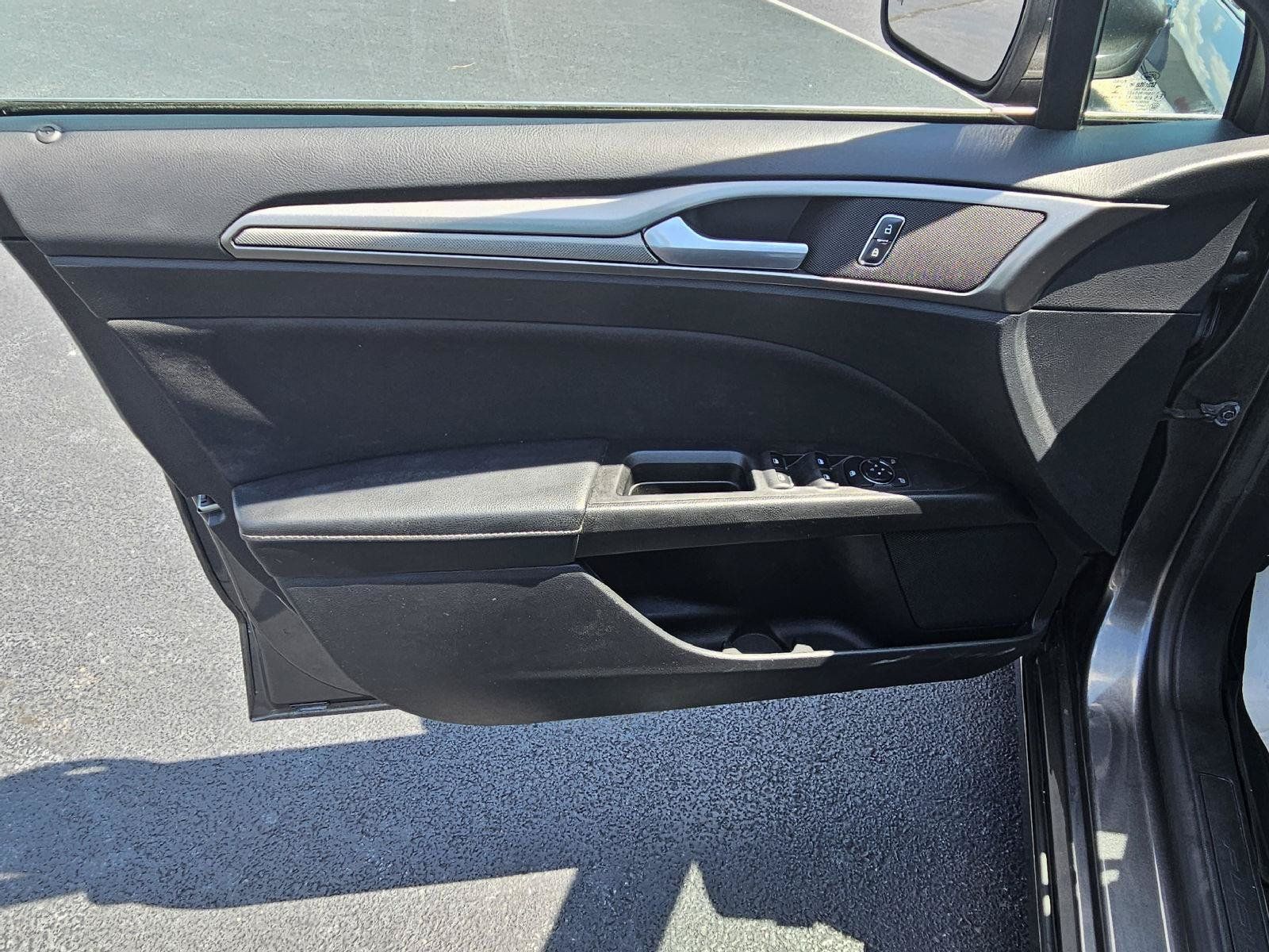 Used 2018 Ford Fusion SE w/ Fusion SE Technology Package FWD image 29