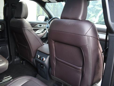 Used 2025 Ford Explorer Platinum w/ LUX Leather Package AWD/4WD image 28