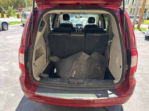 Used 2013 Chrysler Town & Country Touring FWD image 7
