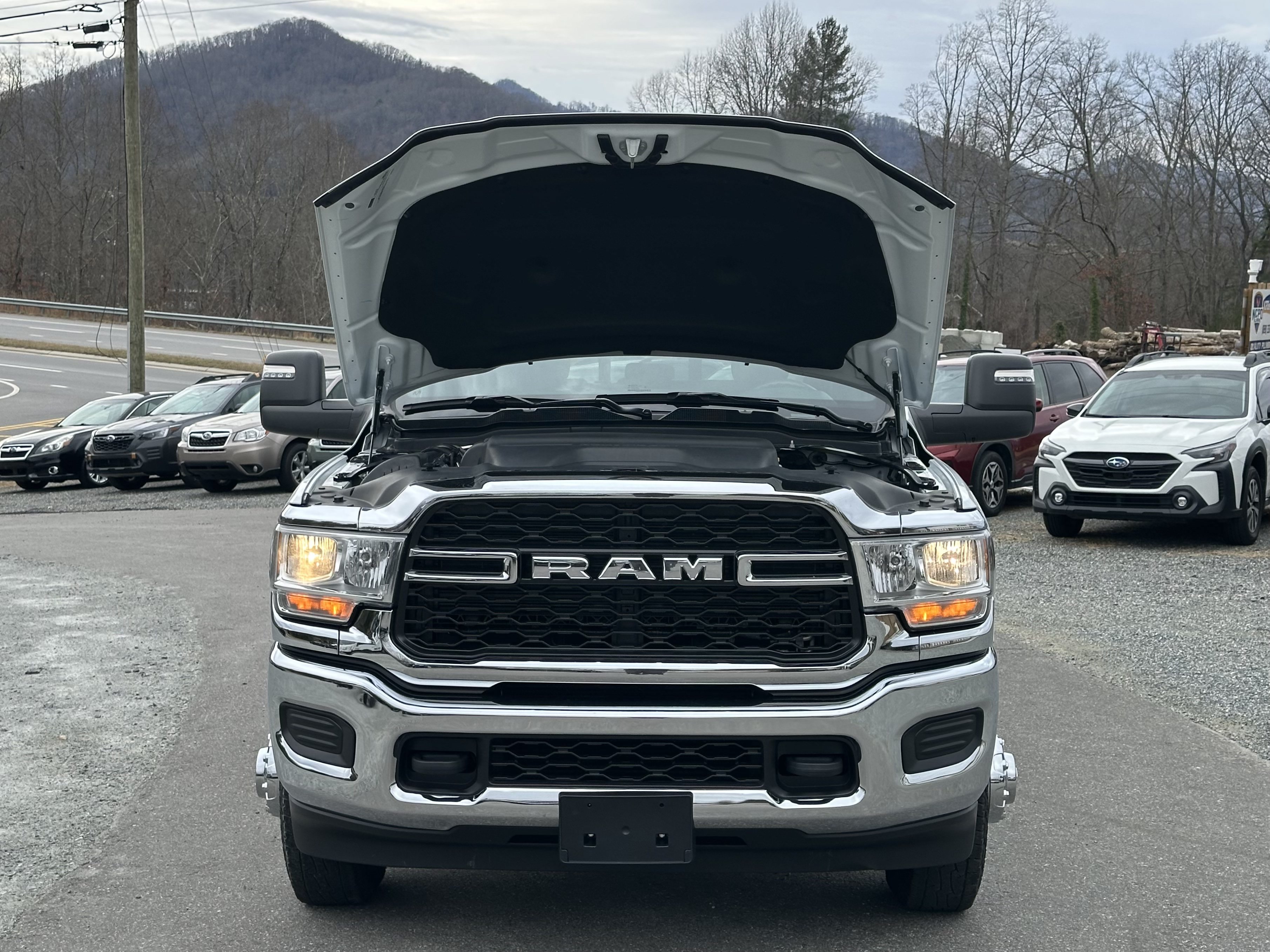 Used 2024 RAM 3500 Tradesman w/ Chrome Appearance Group AWD/4WD image 17
