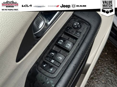 Used 2024 Chrysler Pacifica Touring-L image 19