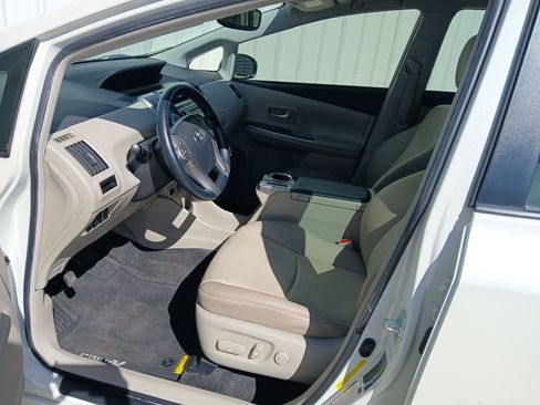 Used 2017 Toyota Prius V Four image 9