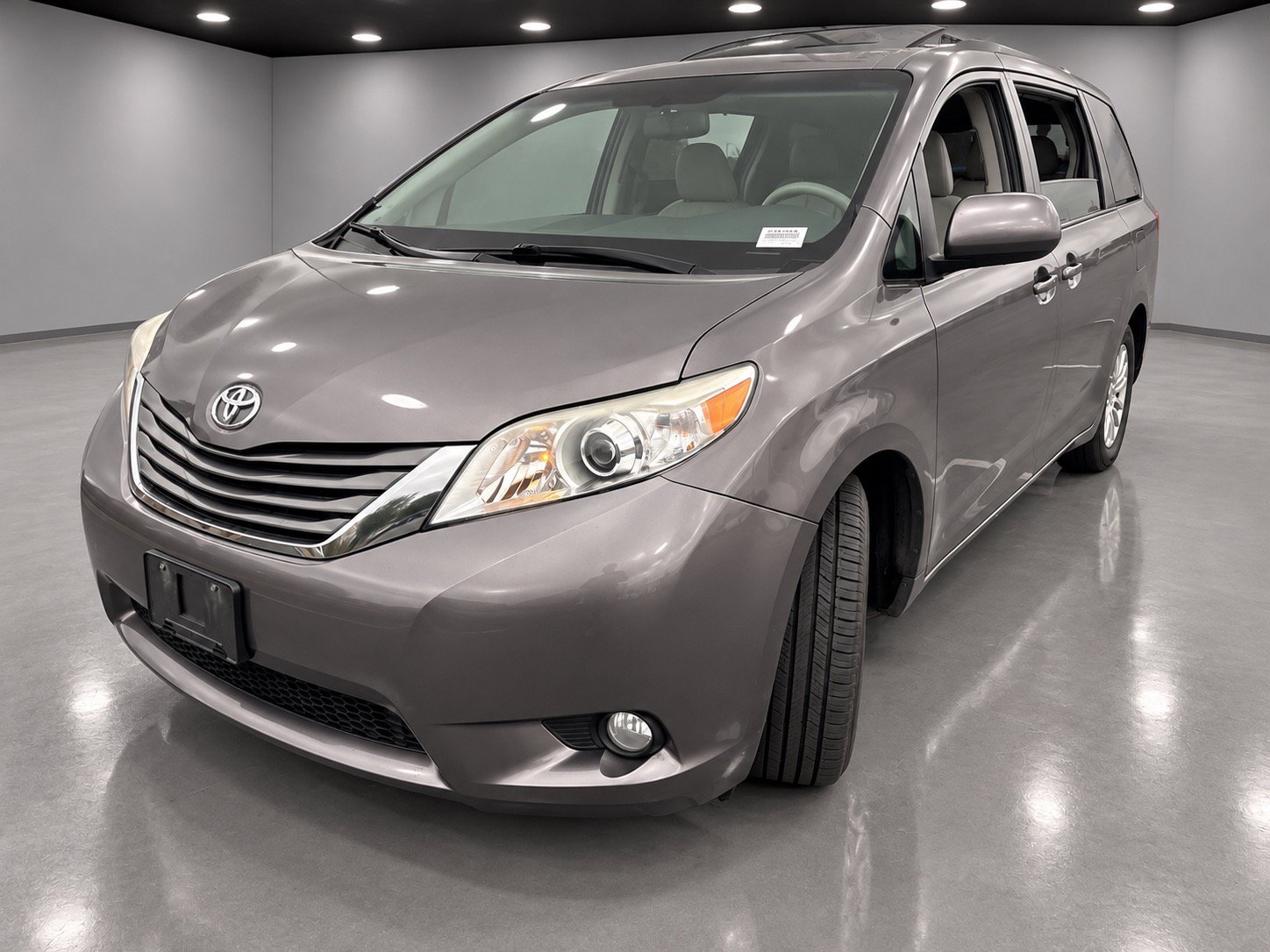 Used 2013 Toyota Sienna XLE FWD image 3