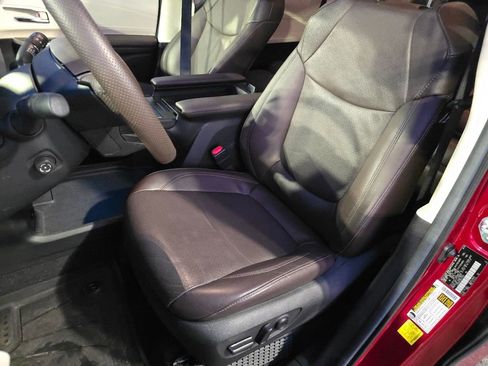 Used 2024 Toyota Sienna Platinum image 29