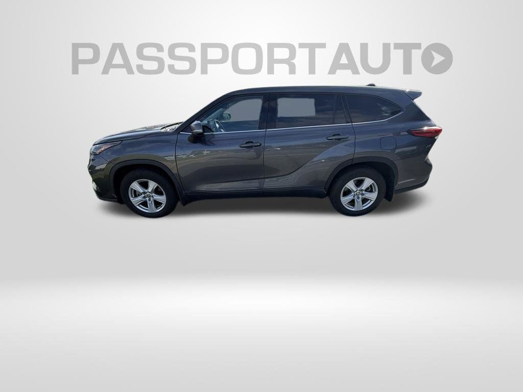 Used 2022 Toyota Highlander LE FWD image 2