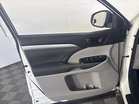 Used 2016 Toyota Highlander LE image 13