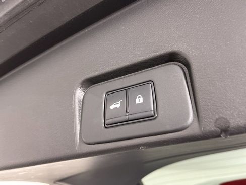 Used 2024 Nissan Rogue SV image 10