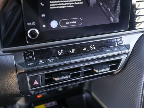 Used 2025 Toyota Camry SE w/ Convenience Package image 15