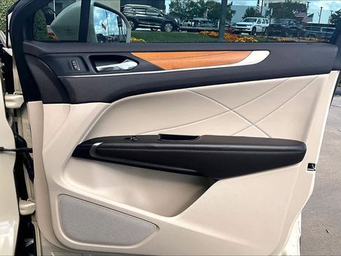 Used 2018 Lincoln MKC Select w/ Select Plus Package image 22