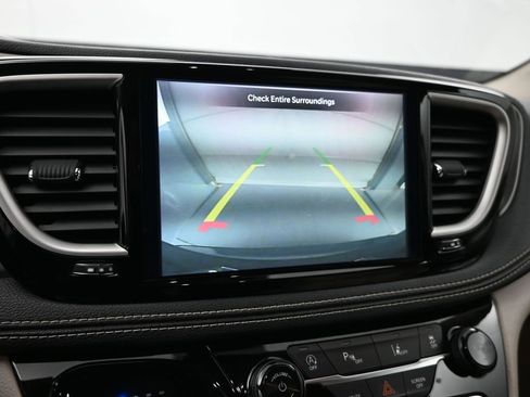 Used 2021 Chrysler Pacifica Touring-L image 18