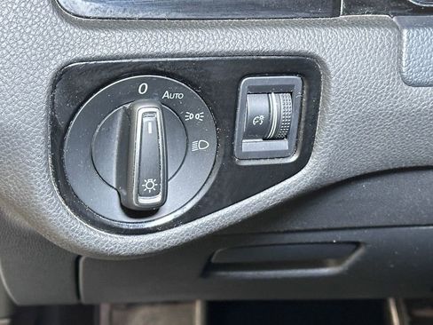 Used 2016 Volkswagen Golf 4-Door image 23