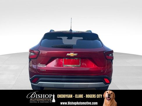 Used 2025 Chevrolet Trax LT FWD image 10