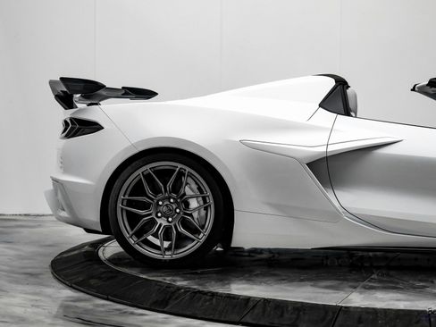 Used 2025 Chevrolet Corvette Z06 w/ Z07 Performance Package image 24