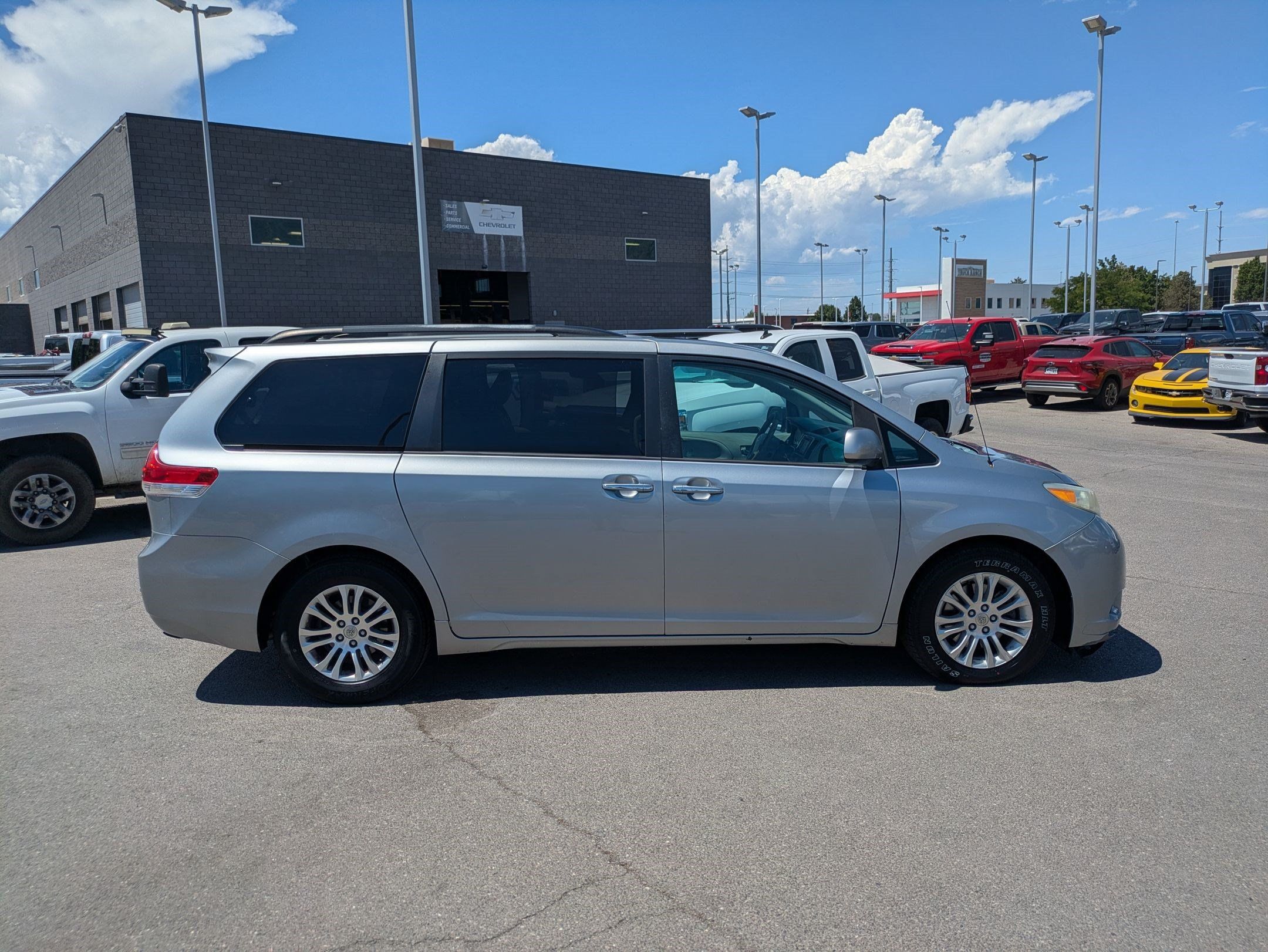 Used 2012 Toyota Sienna XLE w/ Entertainment Pkg FWD image 2