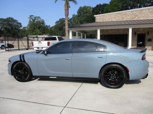 Used 2018 Dodge Charger SXT w/ Blacktop Package RWD image 3