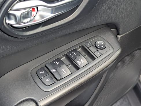 Used 2019 Jeep Cherokee Trailhawk w/ Cold Weather Group AWD/4WD image 28