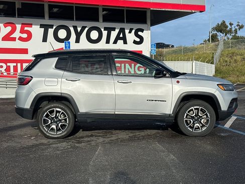 Used 2024 Jeep Compass Trailhawk image 6