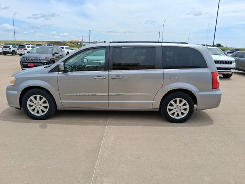 Used 2013 Chrysler Town & Country Touring FWD image 5