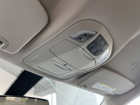 Used 2022 Chrysler Voyager LX image 27