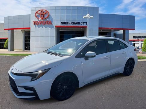 Used 2024 Toyota Corolla SE w/ SE Premium Package FWD image 5