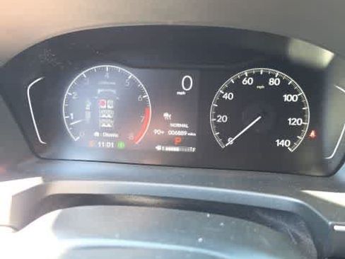 Used 2025 Honda Pilot Touring image 1