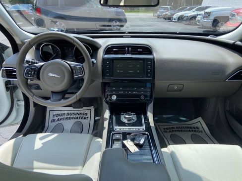 Used 2018 Jaguar XE Premium RWD image 11