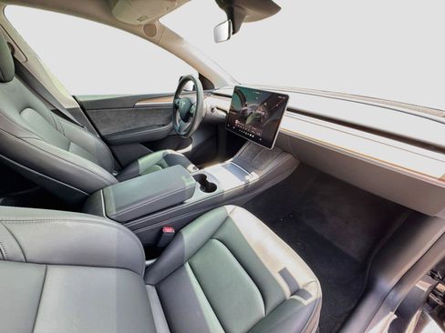 Used 2025 Tesla Model Y Long Range RWD image 16