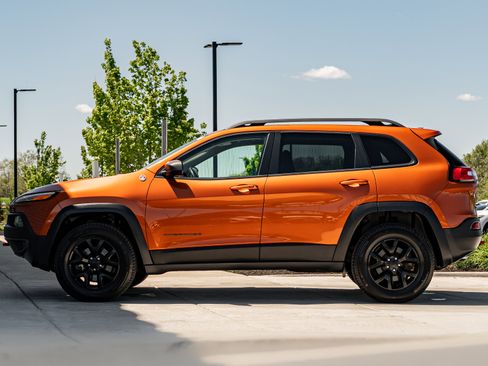 Used 2016 Jeep Cherokee Trailhawk w/ Comfort/Convenience Group AWD/4WD image 6