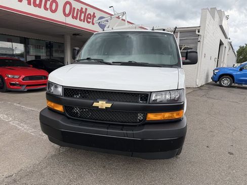 Used 2021 Chevrolet Express 3500 w/ Driver Convenience Package RWD image 3