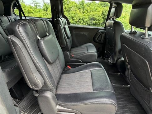 Used 2016 Chrysler Town & Country S FWD image 19