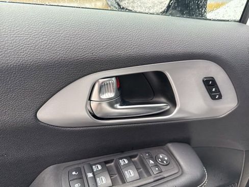 Used 2025 Chrysler Pacifica Limited image 28