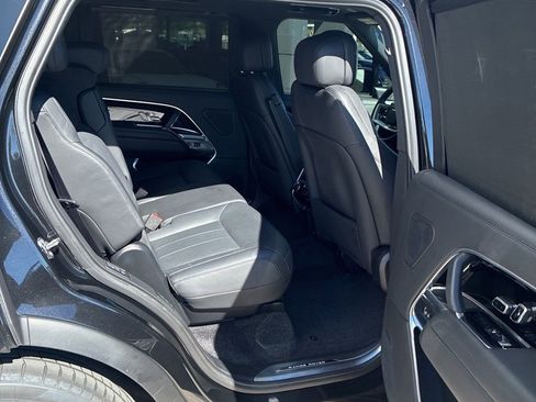 Used 2024 Land Rover Range Rover Long Wheelbase SE image 13