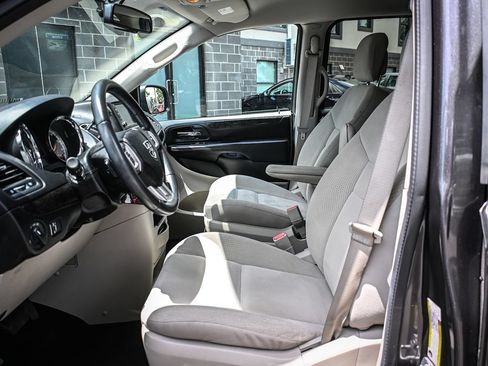 Used 2018 Dodge Grand Caravan SE w/ UConnect Hands-Free Group FWD image 8