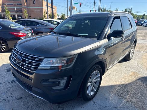 Used 2017 Ford Explorer XLT w/ Equipment Group 202A FWD image 1