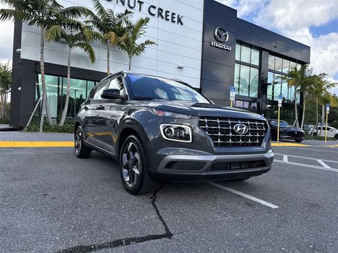 Used 2024 Hyundai Venue Limited image 31