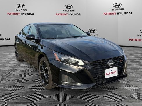 Used 2024 Nissan Altima 2.5 SR w/ SR Premium Package FWD image 1