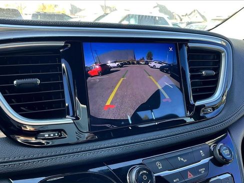 Used 2018 Chrysler Pacifica Limited w/ S Appearance Package image 19