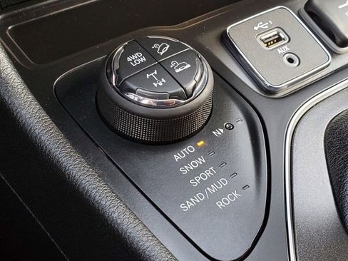 Certified 2020 Jeep Cherokee Trailhawk w/ Cold Weather Group image 21